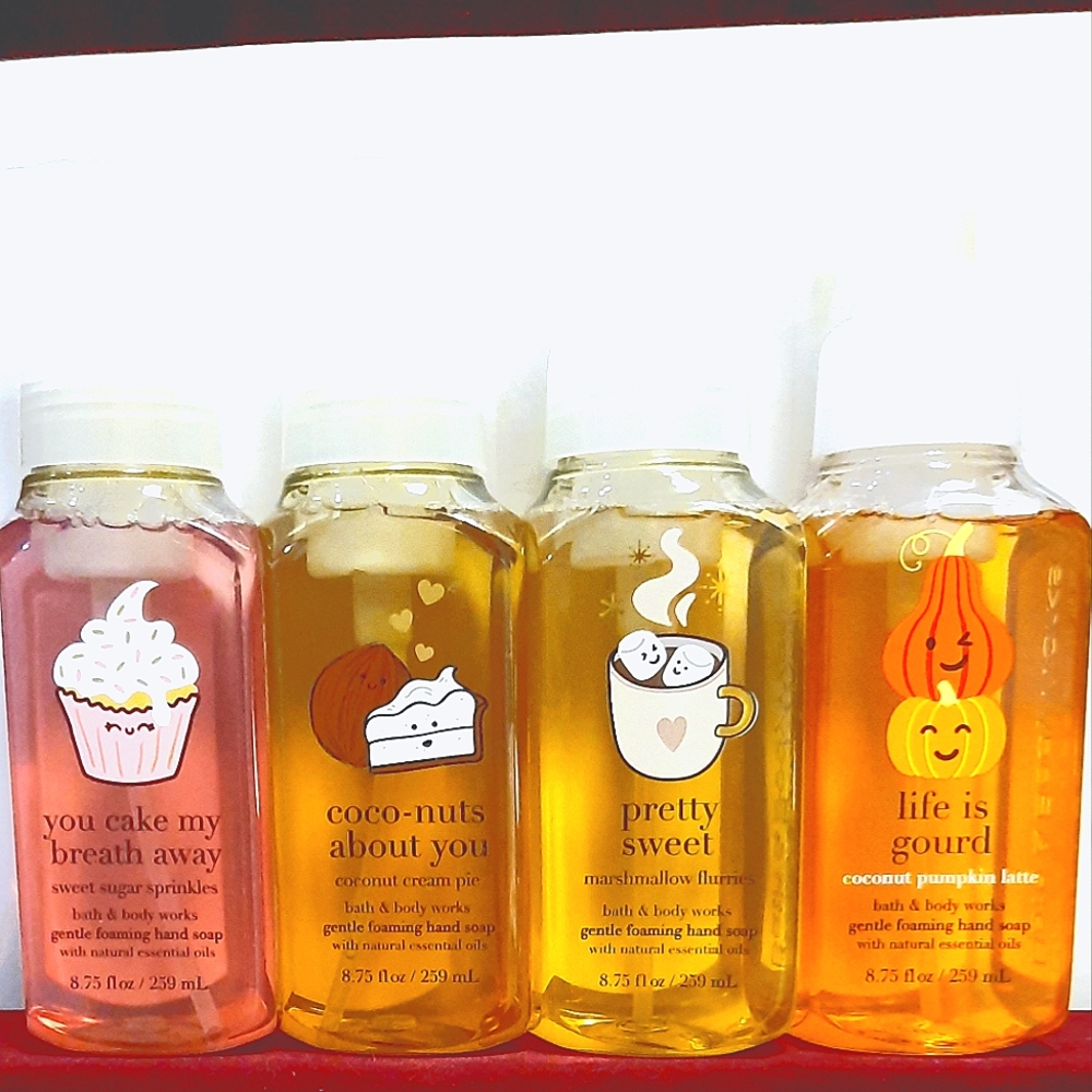Bath and Body Works Foam Soap bundle/4! 🍓🥥🥧🧁